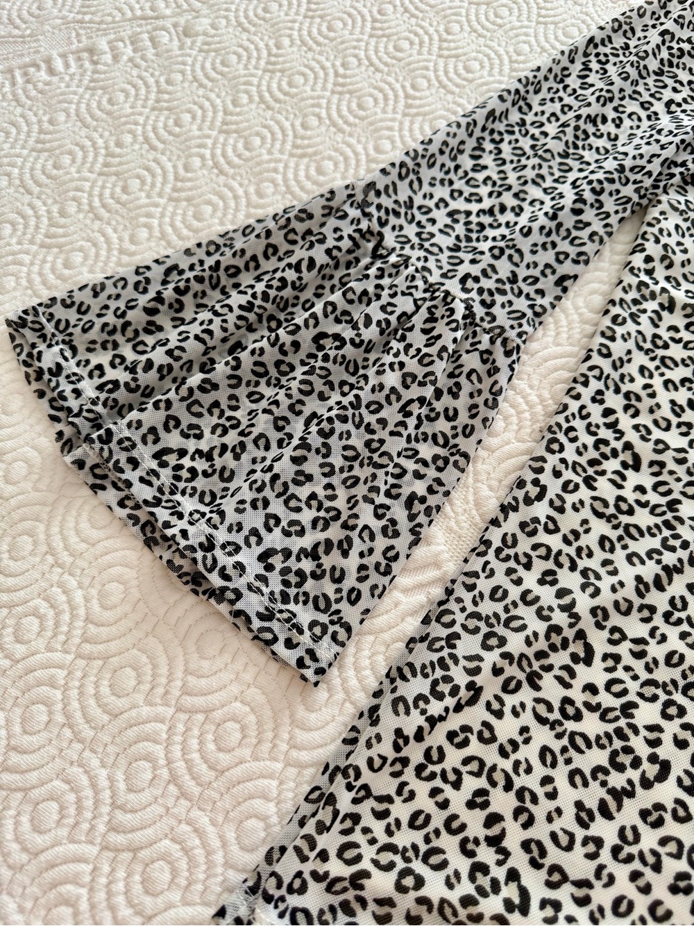 Cable & Gauge Black, Cream, White Leopard Print 3/4 Bell-Sleeve Women's Top LG